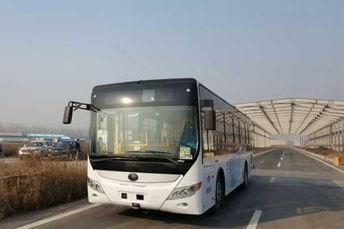 交通运输部部长李小鹏体验宇通智能网联客车