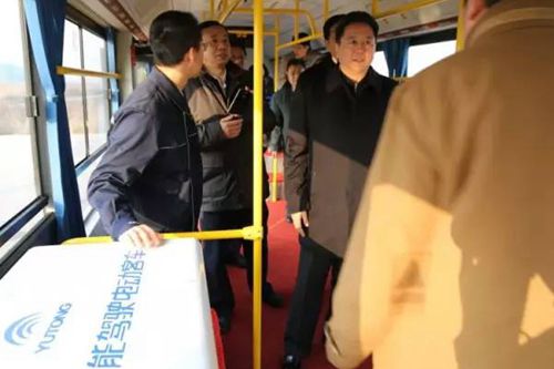 交通运输部部长李小鹏体验宇通智能网联客车
