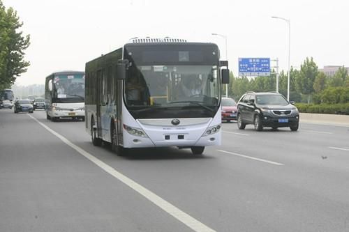 交通运输部部长李小鹏体验宇通智能网联客车