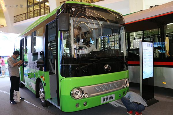 行业首家发布智能驾驶  宇通客车新车科技范
